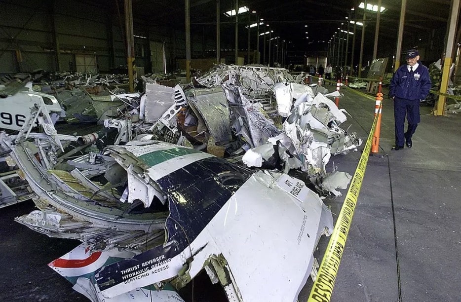 A aeronave ficou completamente destruída com o impacto