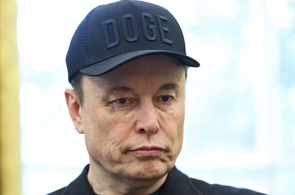 Elon Musk se pronuncia sobre olho roxo notado pelo público em evento de despedida na Casa Branca As pessoas logo perceberam que Musk estava com um olho roxo durante seu evento de despedida na Casa Branca.