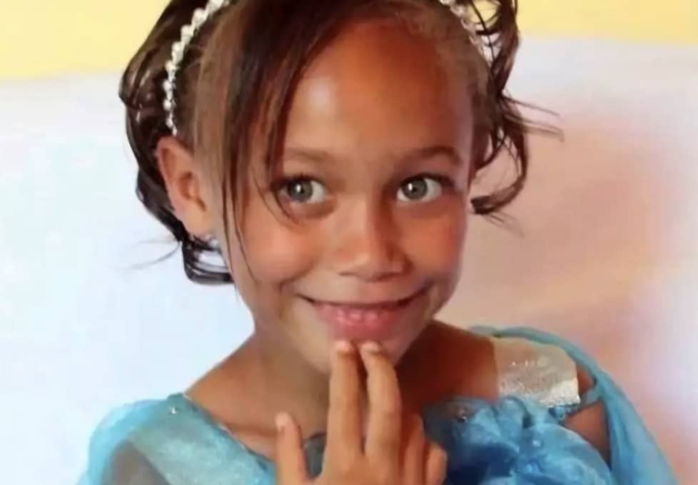 A comovente súplica da avó à mãe que 'vendeu a filha de seis anos por R$ 5.500 por seus olhos e pele' Joshlin Smith, que tinha seis anos quando foi vista pela última vez, infelizmente continua desaparecida