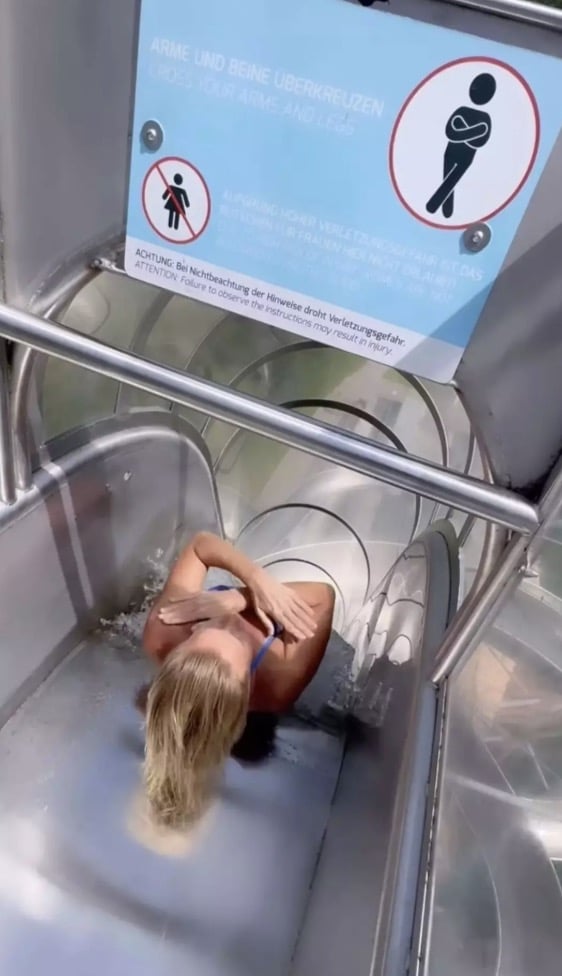 Rhiannan Iffland desceu o tobogã exclusivo para homens, ignorando os avisos de segurança. (Instagram/@rhiannan_iffland)
