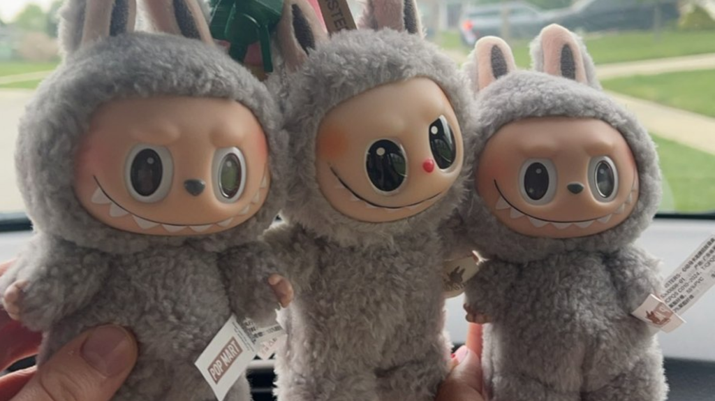 A febre das Labubu é tanta que inúmeras lojas vendem versões falsificadas da miniatura de Labubu, chamadas de Lafufu (Imagem: X/Reprodução)