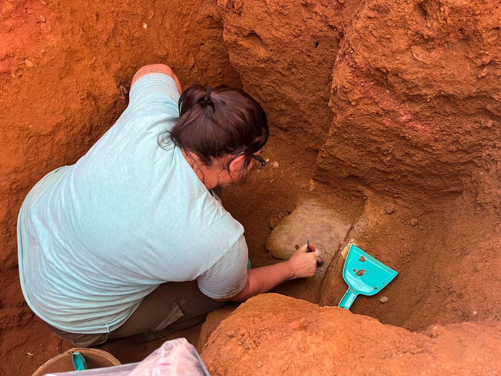 Arqueóloga trabalha na escavação do cemitério centenário de Salvador, o maior cemitério de escravizados das Américas (Imagem: Iphan/Agência gov)