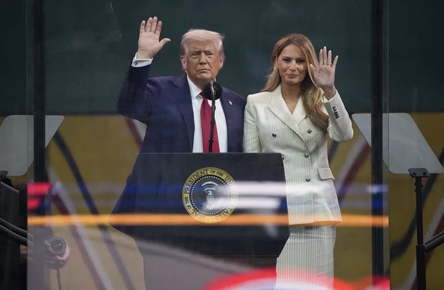 Teoria da conspiração sobre "sósia" de Melania Trump "ganha força" após pessoas notarem o que ela fez durante desfile A Primeira-Dama fez uma rara aparição pública no sábado