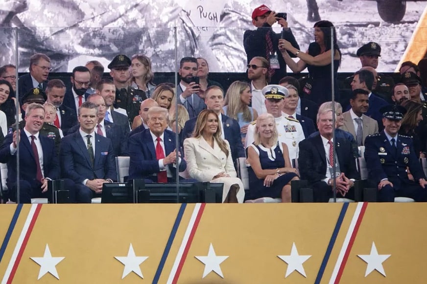 Teoria da conspiração sobre "sósia" de Melania Trump "ganha força" após pessoas notarem o que ela fez durante desfile A ex-modelo apareceu sorrindo e envolvida em alguns momentos