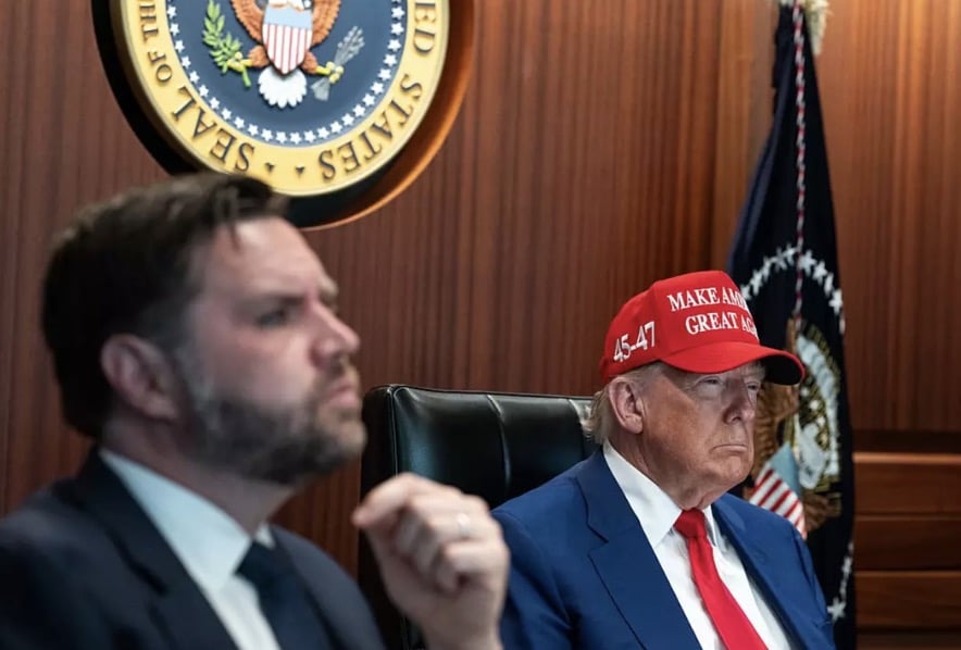 Vice-presidente revela medo "nuclear" após Trump apertar botão vermelho no Salão Oval na sua frente A história de Vance surge enquanto o presidente Trump bombardeou os locais de armas nucleares do Irã no fim de semana