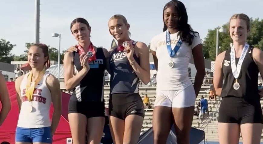 Atleta transgênero que venceu corrida escolar tem mensagem em entrevista AB Hernandez (ao centro) dividiu o pódio em um campeonato de atletismo do ensino médio no mês passado (KCRA 3).