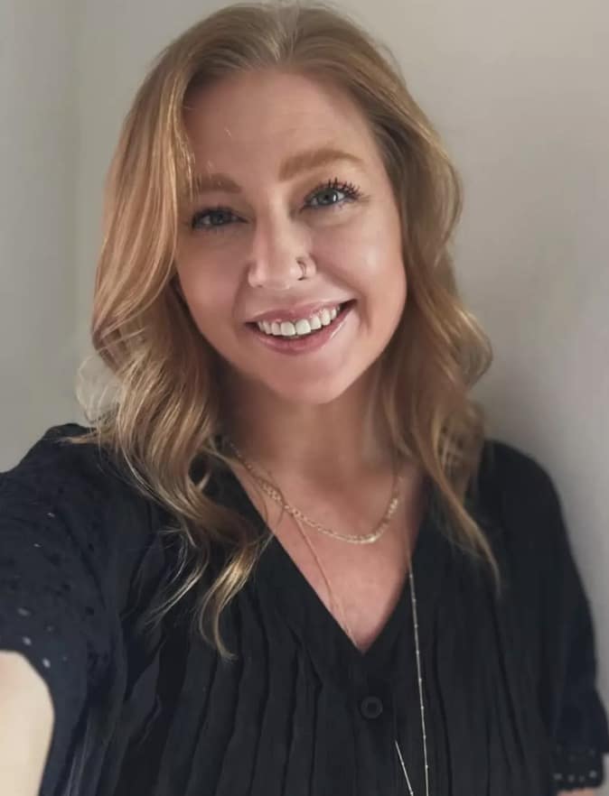 Mulher compartilha sintoma estranho que ignorou antes de ser diagnosticada com câncer em estágio 4 aos 35 anos Beth Riehle foi diagnosticada com câncer no ano passado (isthisriehlelife/Instagram)