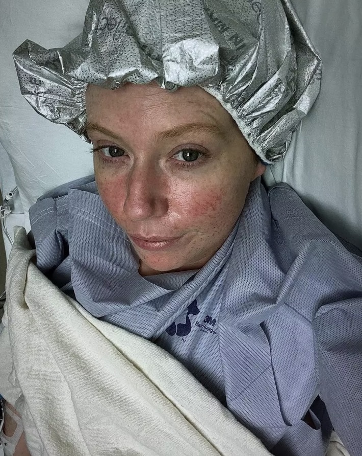 Mulher compartilha sintoma estranho que ignorou antes de ser diagnosticada com câncer em estágio 4 aos 35 anos Beth inicialmente passou por quimioterapia e radioterapia (isthisriehlelife/Instagram)