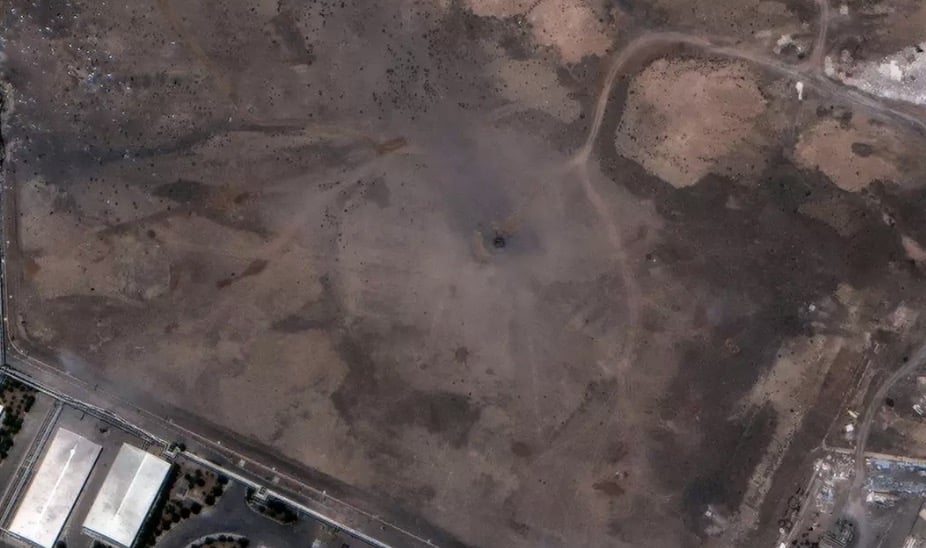 Crateras podem ser vistas no local de Natanz em imagens capturadas pelos satélites da Maxar (Maxar Technologies)