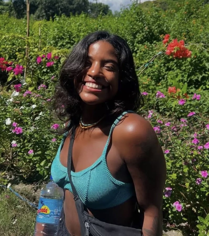 Brasileira presa a 300 metros de profundidade dentro de um vulcão ativo há 3 dias aguardando resgate Ela caiu enquanto fazia trilha e está presa na cratera de um vulcão ativo desde então (Instagram/@ajulianamarins)