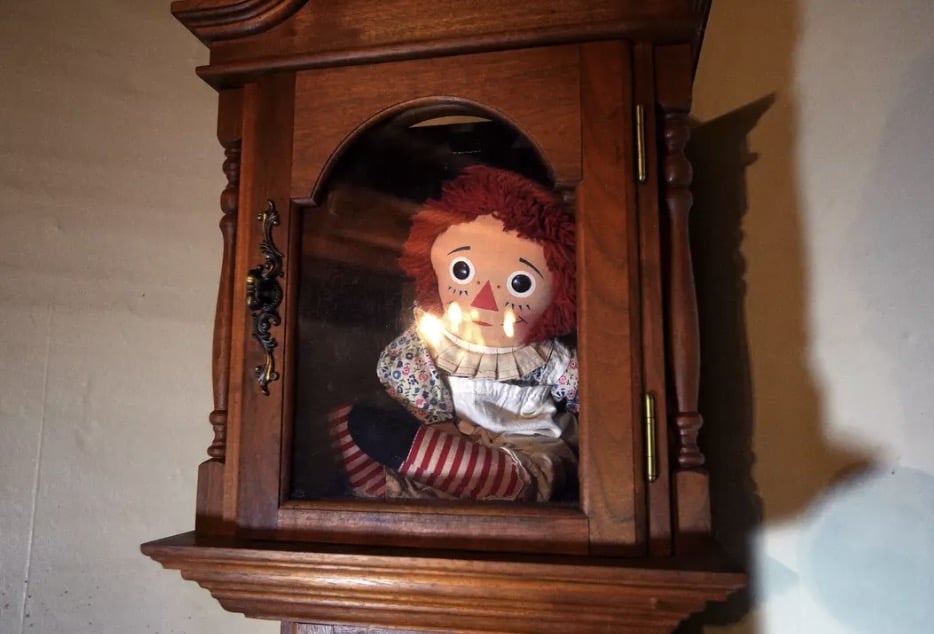 Há muito tempo circulam rumores de que a verdadeira boneca Annabelle - retratada aqui - anda por aí