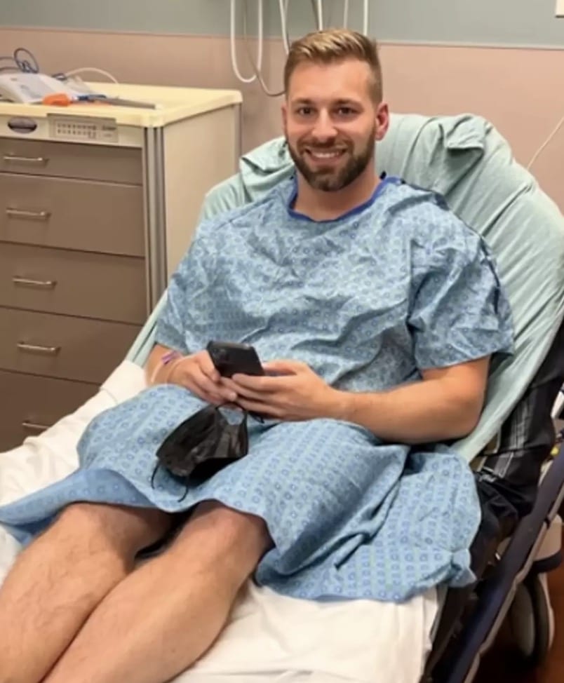 Entusiasta fitness revela primeiros sintomas que levaram ao diagnóstico de câncer apesar do estilo de vida saudável Joe disse que a situação piorou no pronto-socorro (The Patient Story/YouTube)