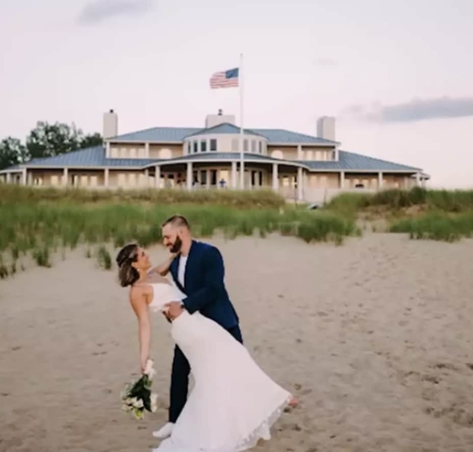 Entusiasta fitness revela primeiros sintomas que levaram ao diagnóstico de câncer apesar do estilo de vida saudável Joe se casou com sua esposa no meio de sua jornada contra o câncer (The Patient Story/YouTube)