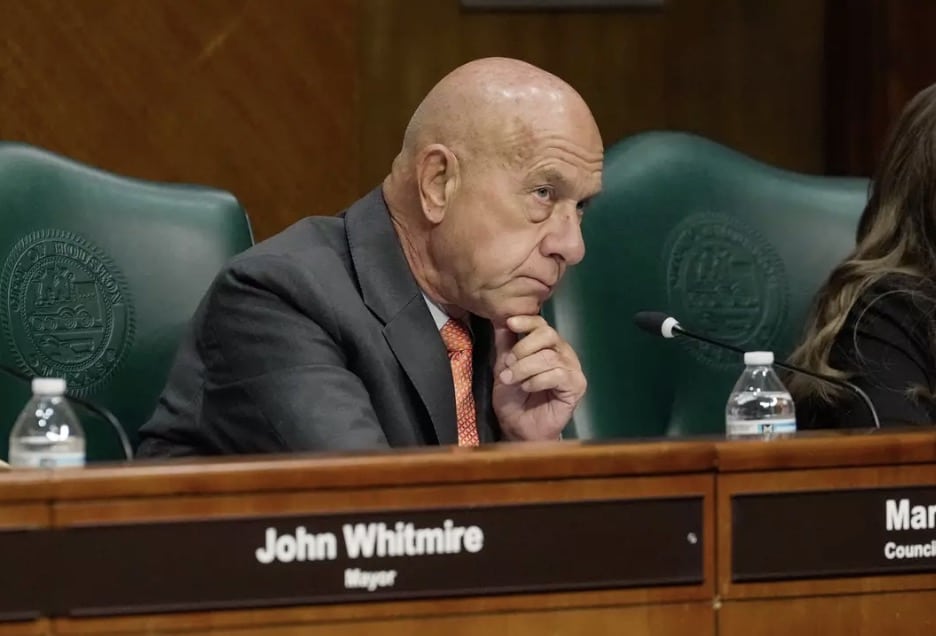 Homem pediu última refeição tão polêmica que acabou com o direito de escolha no corredor da morte John Whitmire, que hoje é prefeito de Houston, acabou com a última refeição depois que Brewer se recusou a comer o que havia pedido.