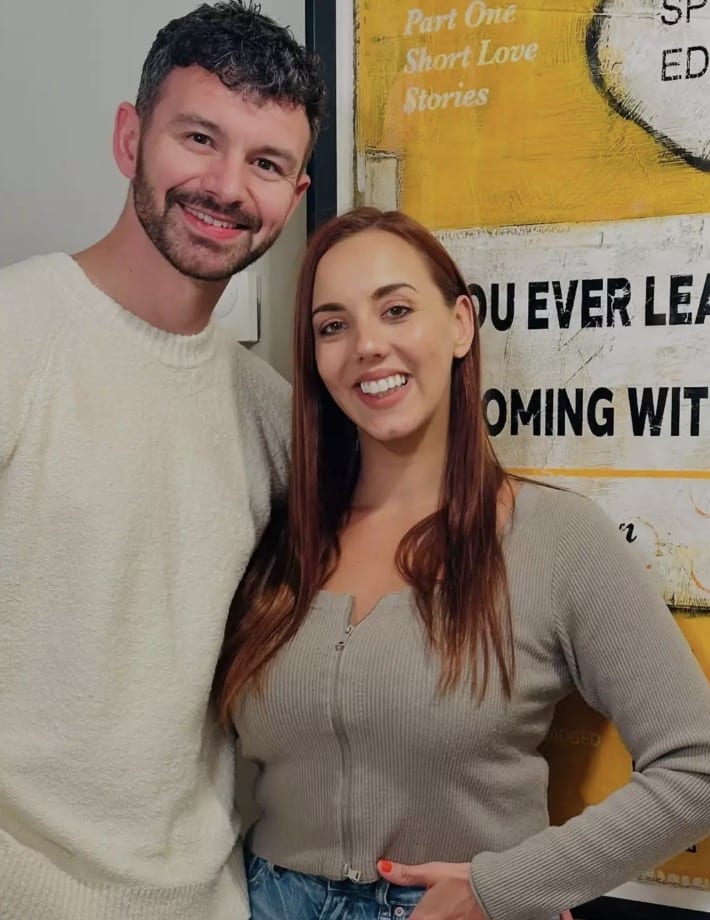 Casal swinger explica efeito "realmente estranho" que dormir com outras pessoas tem na vida sexual O casal, que se casou em 2012, lançou um aplicativo para ajudar outras pessoas com interesses semelhantes a se conectarem (Instagram/@vista.wife)