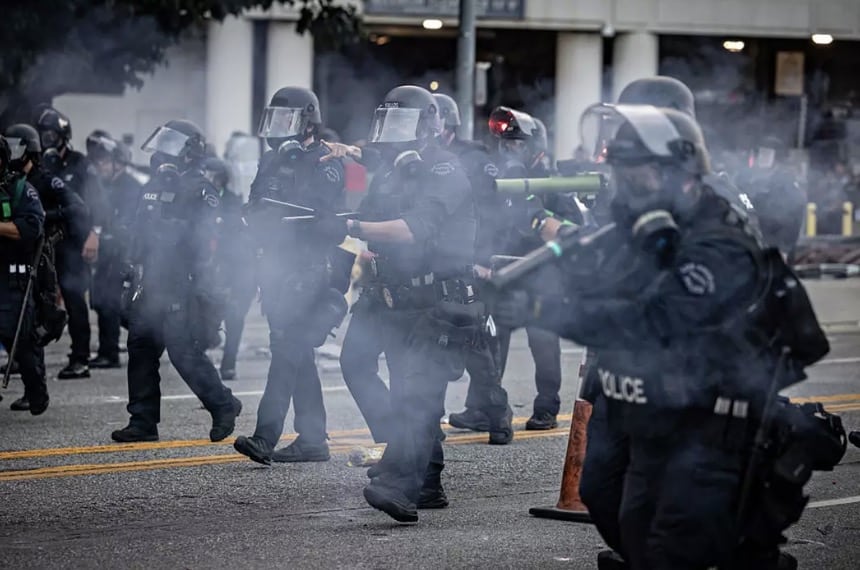 Trump ameaça os EUA com lei de 1807 raramente usada, que pode ter efeitos catastróficos sobre as pessoas Protestos têm irrompido por toda Los Angeles devido às batidas de imigração de Trump.
