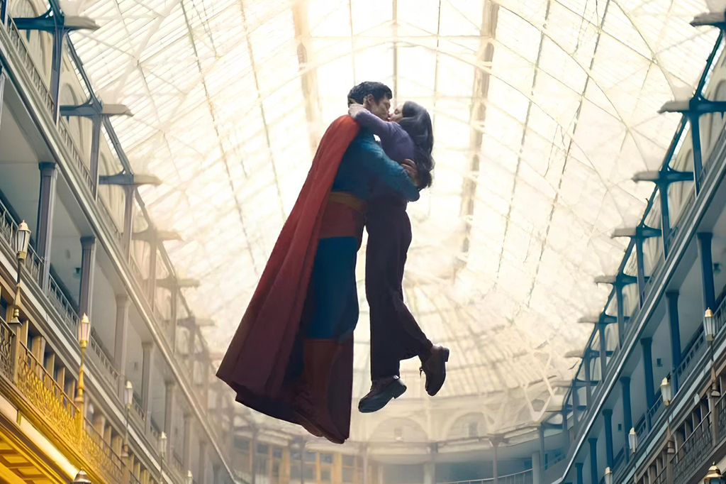 Imagem com os personagens Superman e Lois Lane voando e se beijando. Cena do filme Superman Legacy (2025).