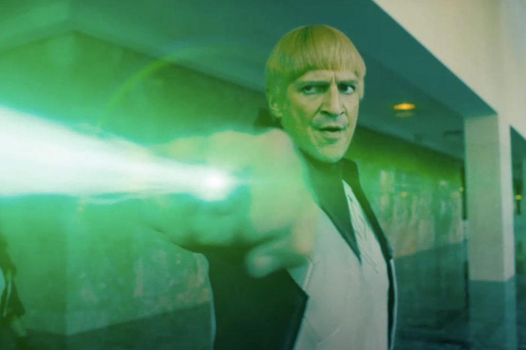 Imagem com o personagem Lanterna Verde com seu anel lançando um raio. Cena do filme Superman Legacy (2025).