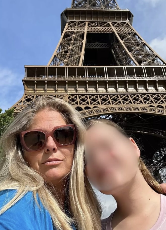 Mulher de 47 anos diagnosticada com câncer em estágio 4 emite alerta urgente sobre sintoma sutil que ignorou Schmidt fotografada embaixo da Torre Eiffel com sua filha (Instagram/soozieschmidt)