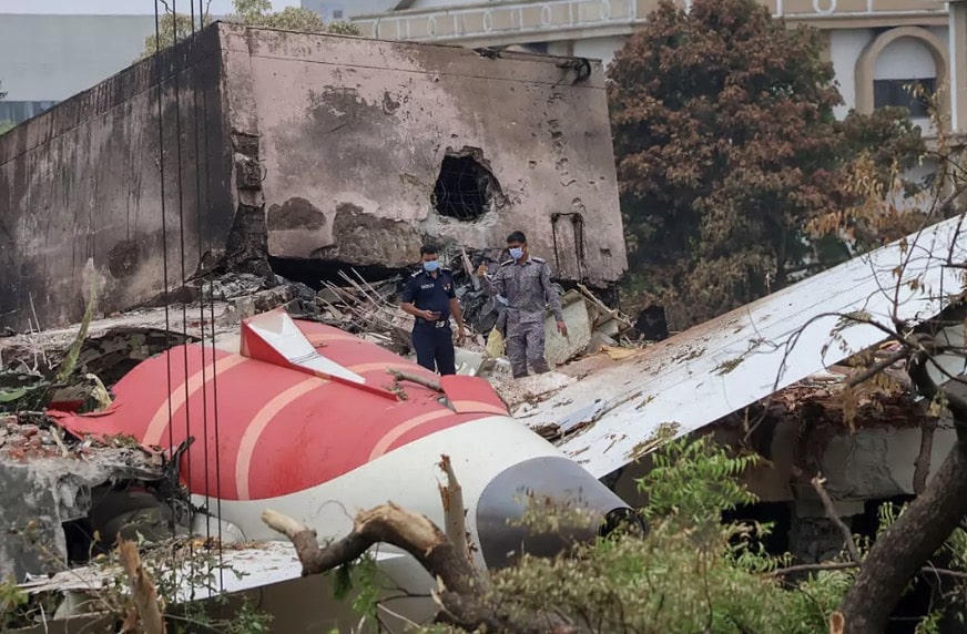 Piloto do voo da Air India pode ter salvado milhares de vidas com ato heroico final momentos antes do acidente Todos os passageiros da Air India no avião morreram, exceto um