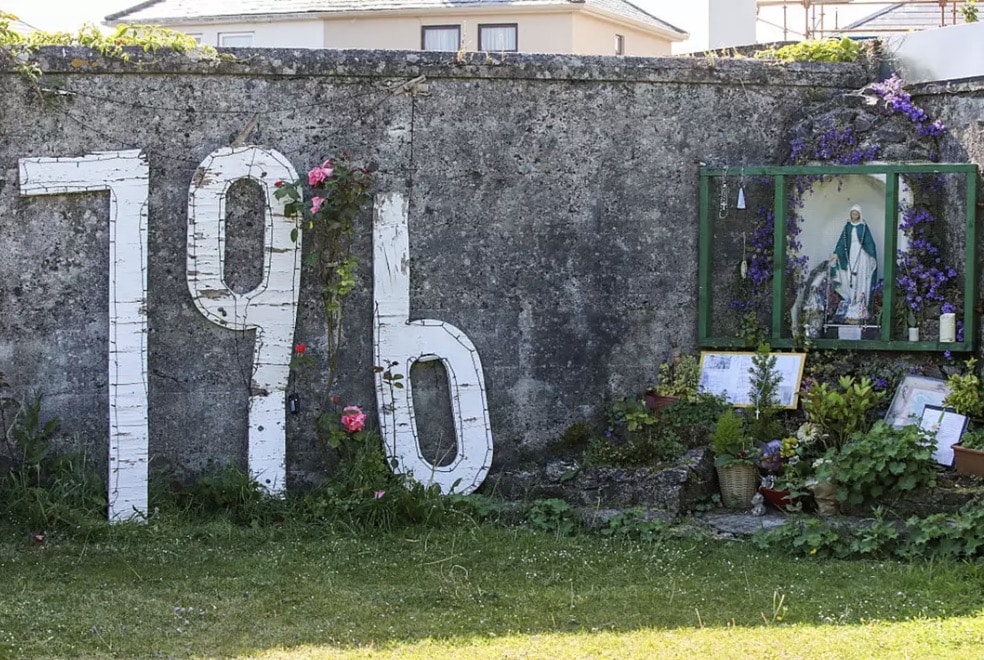 Equipe forense escava em busca dos restos mortais de quase 800 bebês em antigo 'lar para mães e bebês' Um memorial para os 796 está no local que agora será escavado
