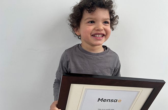 Criança segurando placa