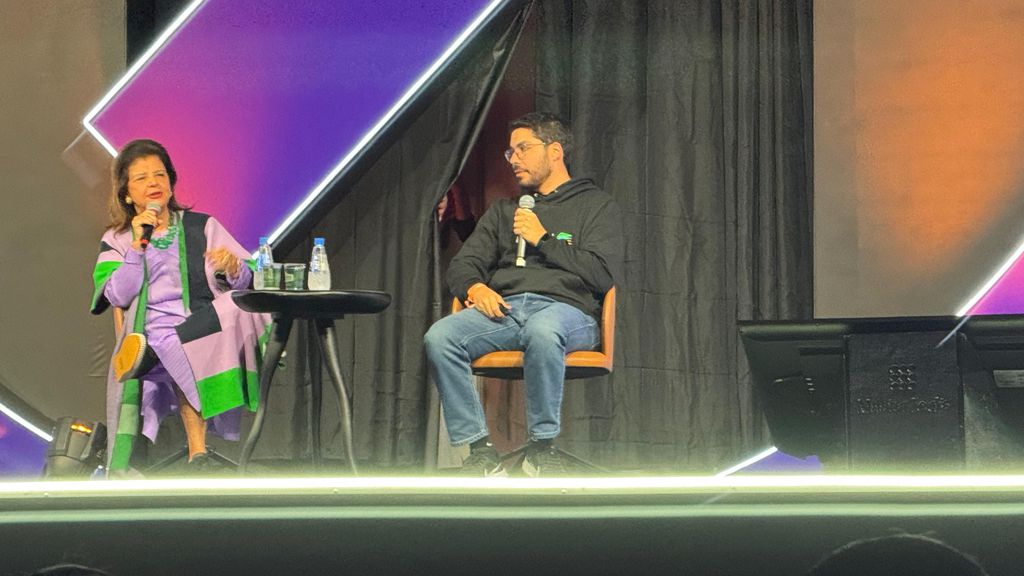 André Fatala, vice-presidente de Plataformas e Negócios do Magalu, participa de painel ao lado de Luiza Helena Trajano no Gramado Summit (Imagem: Anaísa Catucci/Canaltech)