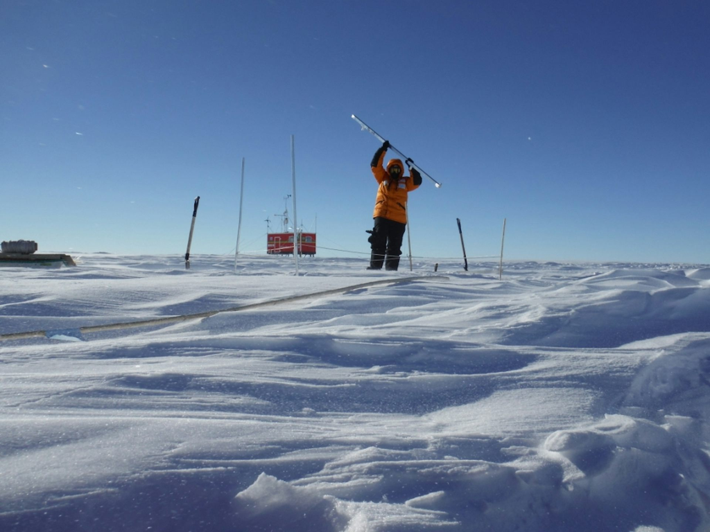 Pesquisador brasileiro em expedição à Antártica, com a estação Criosfera 1 ao fundo (Imagem: Heitor Evangelista da Silva/CC-BY-4.0)