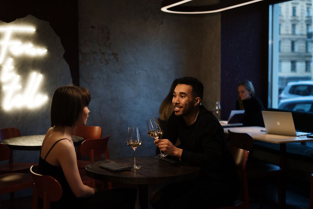 Casal tomando vinho
