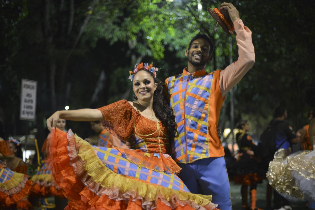 A festa junina representa, no Arraial, a organização social católica em miniatura, com casamento, igreja e celebração das colheitas (Imagem: Marcello Casal Jr/Agência Brasil)
