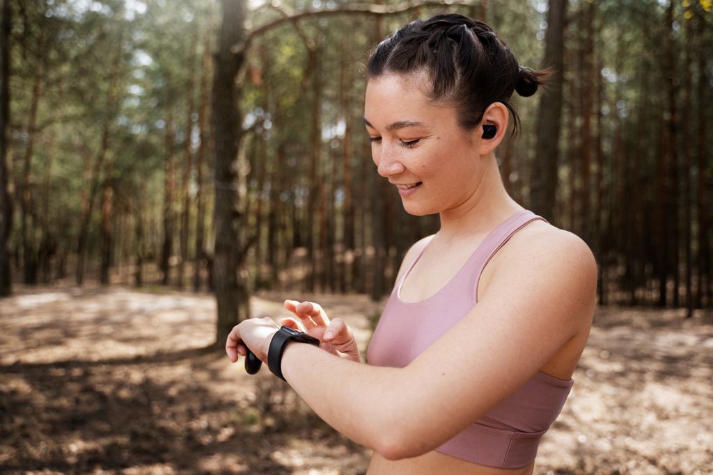 Mulher com smartwatch