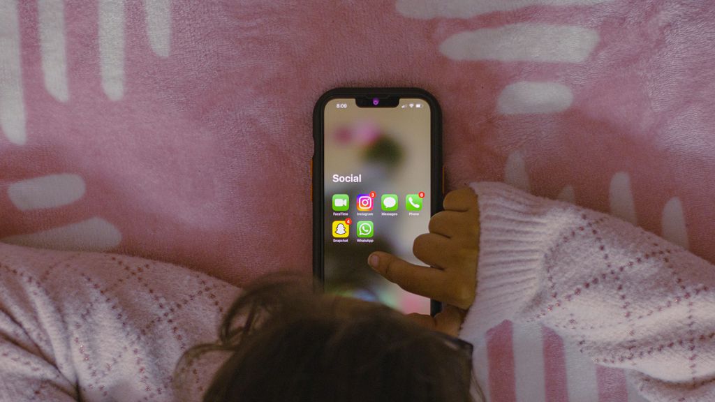 Criança mexendo no iPhone