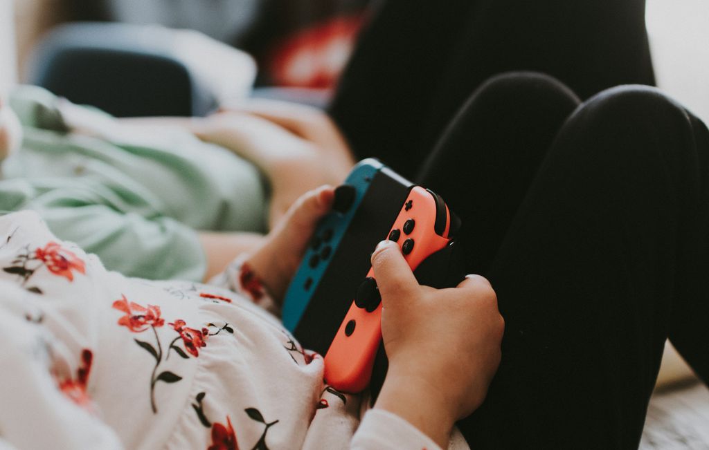 Criança jogando videogame