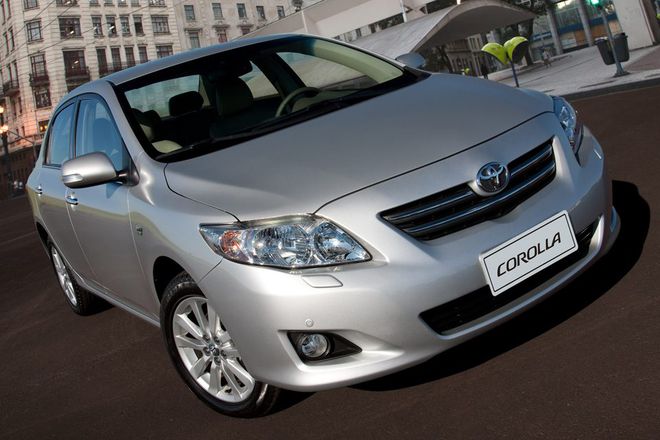 Toyota Corolla visto de frente