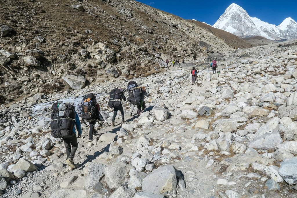 Pessoas escalando o Monte Everest
