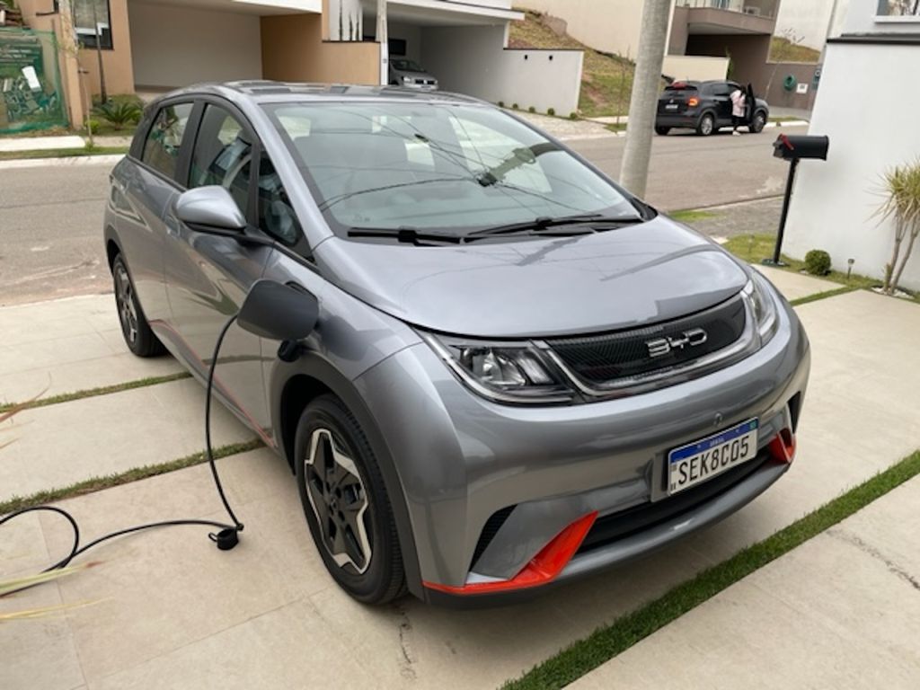 BYD Dolphin sendo carregado