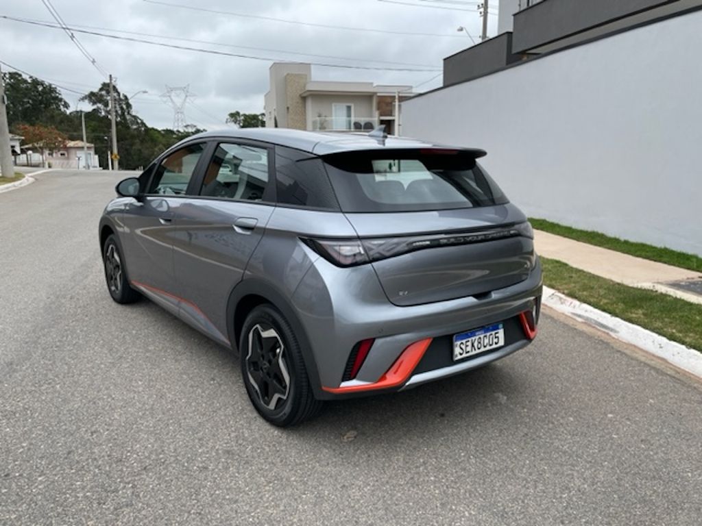 BYD Dolphin visto por trás