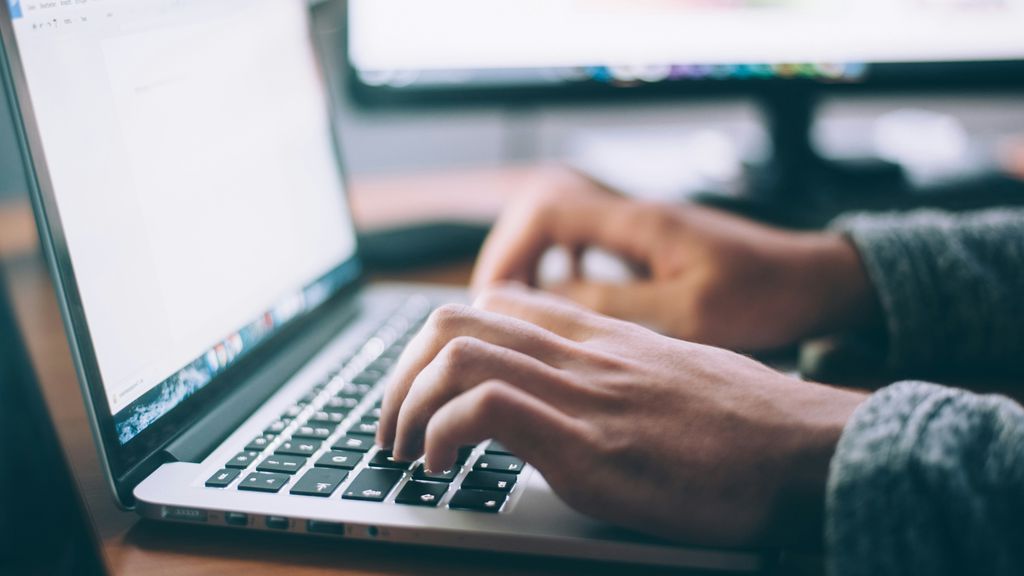 Evite salvar senhas no navegador e opte por um gerenciador de senhas (Imagem: Glenn Carstens-Peters/Unsplash)