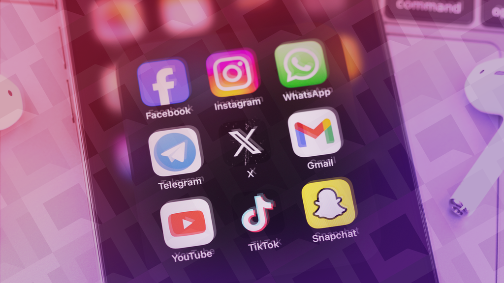 Celular com pasta de redes sociais aberta
