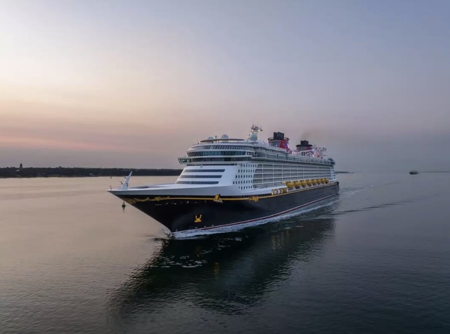 Autoridades revelam como menina de 5 anos caiu de cruzeiro da Disney A Disney também se pronunciou sobre o incidente e sobre como sua equipe lidou com a situação