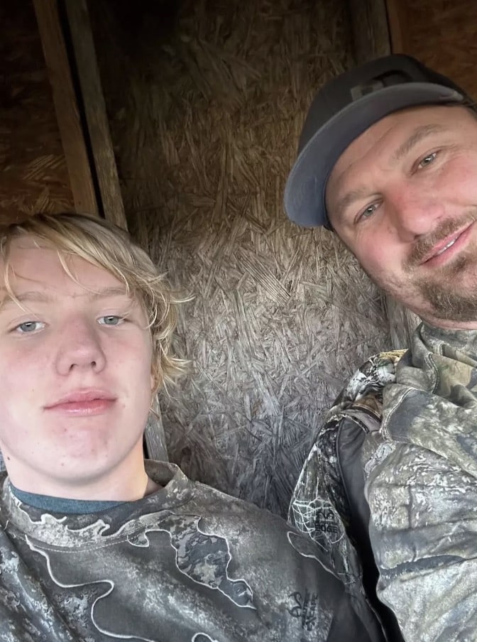 Menino de 14 anos achou que estava flertando com uma mulher online antes de ser encontrado morto 35 minutos depois A mãe de Caleb disse que ele chegou a “enviar uma foto da arma” para o golpista na tentativa de parar as ameaças (Kennedy News)