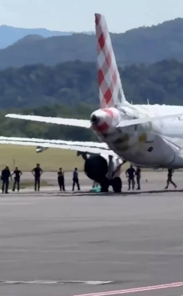 Detalhes horríveis são divulgados após homem morrer em aeroporto ao ser sugado por motor de avião As autoridades ainda não determinaram o que aconteceu (@vanguardintel/Twitter)