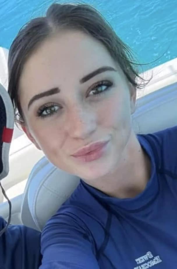 Comissária de bordo, de 20 anos, é encontrada morta em superiate em "playground de bilionários" com cortes no pescoço Bell foi descrita por ex-colegas como tendo “compaixão sem limites” e “riso contagiante” (GoFundMe)
