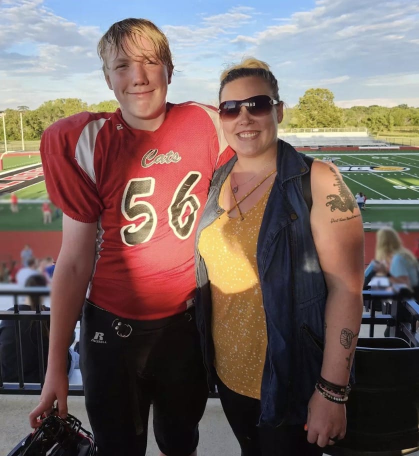 Menino de 14 anos achou que estava flertando com uma mulher online antes de ser encontrado morto 35 minutos depois Caleb Moore com sua mãe, Morgan (Kennedy News)