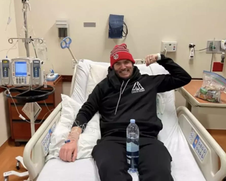 Homem de 45 anos que desenvolveu câncer de pulmão apesar de nunca ter fumado cigarro revela seu único sintoma 'silencioso' Chad Dunbar ficou surpreso ao receber o diagnóstico devido ao seu estilo de vida saudável (LinkedIn/Chad Dunbar)