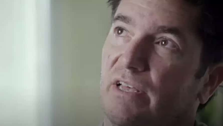 Homem de 45 anos que desenvolveu câncer de pulmão apesar de nunca ter fumado cigarro revela seu único sintoma 'silencioso' Chad está otimista quanto ao seu futuro, apesar do diagnóstico (YouTube/RETpositive)