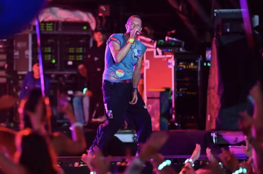A verdade por trás da declaração viral depois que um CEO casado foi flagrado com funcionária no telão do Coldplay Chris Martin apontou o casal durante o show do Coldplay