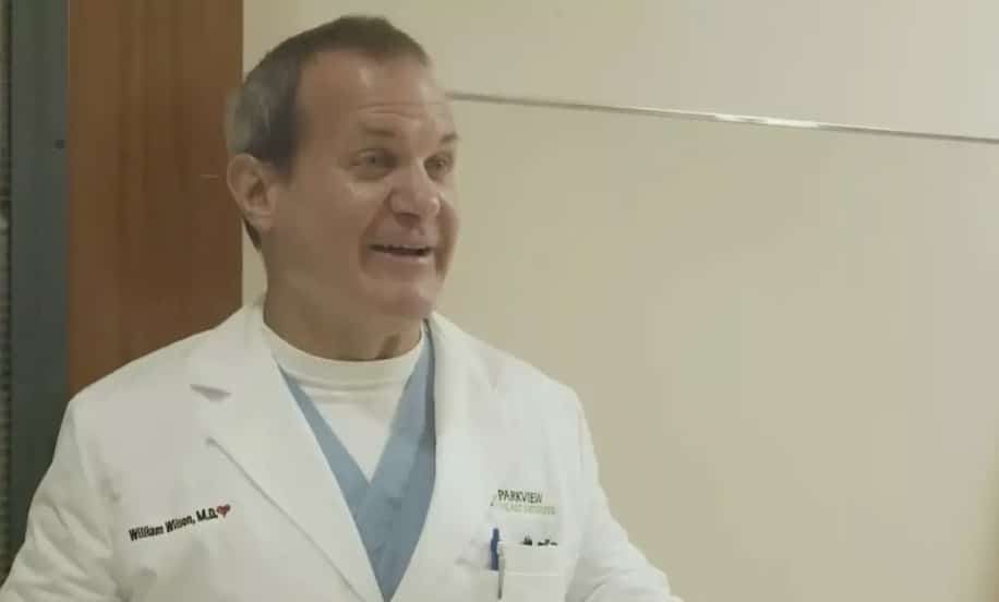 Cardiologista que sofreu um ataque cardíaco alerta as pessoas para não "cometerem o mesmo erro" diante de sinal de alerta pouco conhecido Dr. Wilson não queria acreditar que estava sofrendo um ataque cardíaco, mesmo que todos os seus sintomas apontassem para isso (YouTube/ParkviewHealth)