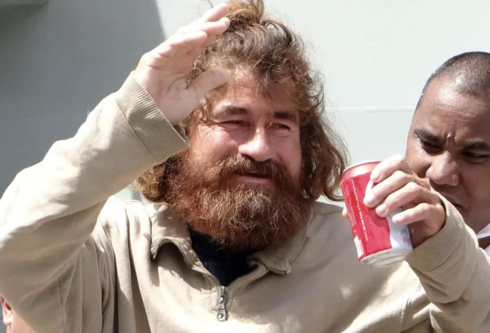 Homem que sobreviveu após ficar à deriva por 438 dias no mar sem comida ou água revela como conseguiu se manter vivo José Salvador Alvarenga ficou perdido no mar por 15 meses