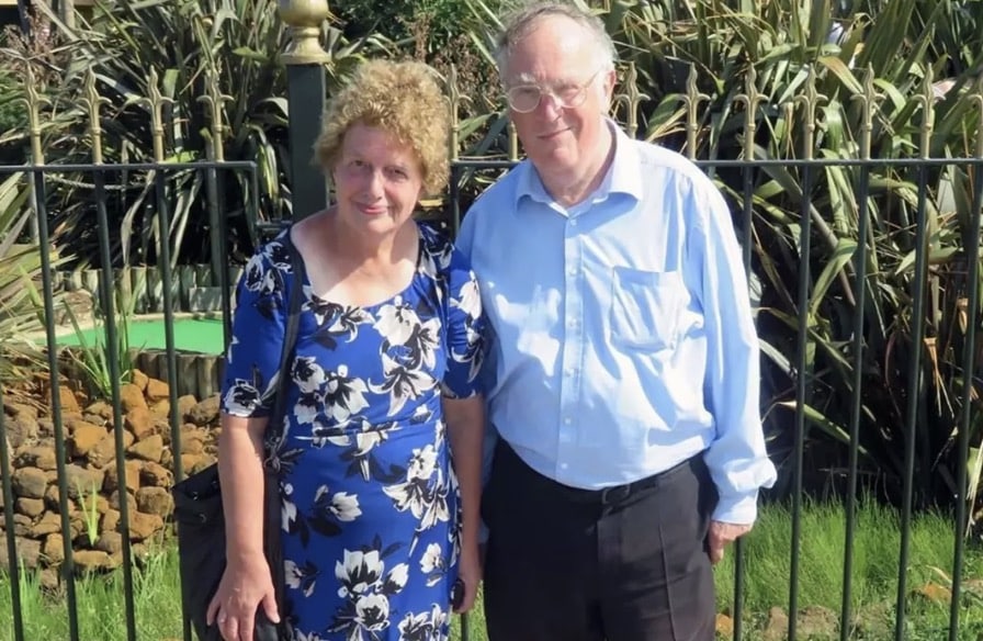 Lois foi morta a facadas, enquanto John foi envenenado por Ginny (Polícia de Essex)